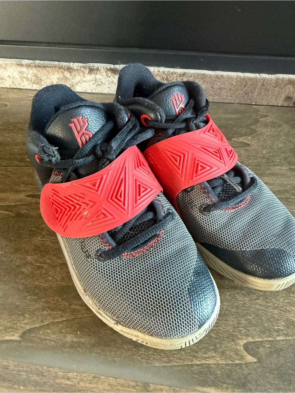 Nike Kyrie Flytrap III Kids Basketball Sneakers Black/Gray/Red US 2Y BQ5621-011